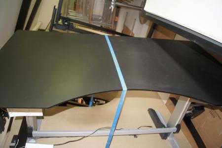 Zunahme / Abnahme Schreibtisch in schwarz MDF. B: 180 cm D: 100 cm in der Mitte beugen. (Mit Kratzer).