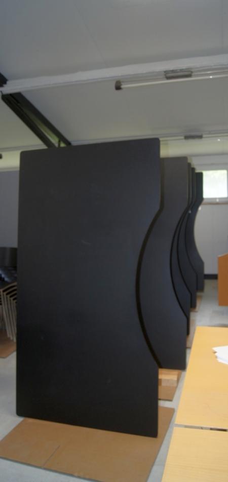 Hæve/sænke skrivebord i sort MDF. B: 180 cm D: 100 cm Bue i midten. (Med brugsridser). (arkivfoto)