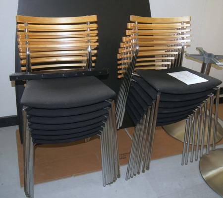 14 stk. pæne møderumsstole med sæde i sort stof og ryg i træ. Mærke: Radius 2006. + 1 stk. bord sammensat af to plader, som buer mod enderne. L: 300 cm B: 120 cm på midten. Står på to runde og meget tunge fødder.