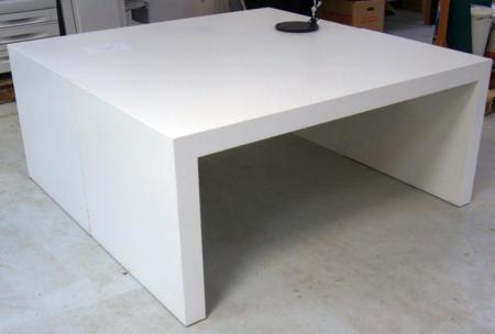 2 pcs. massive white tables from the exhibition environment. L. 160 cm b: 80 cm. H: 70 cm. (Need brands).