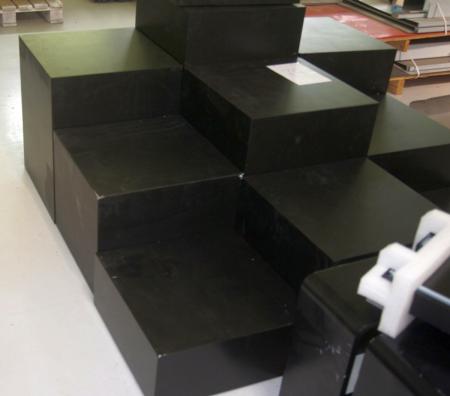 Diverse udstillingsklodser til butiksindretning. Alle er 49x49 cm, 3stk H: 60cm. 1 stk H: 80 cm 3 stk H: 40 cm og 3 stk H: 20 cm. Lavet i MDF og sortmalet.