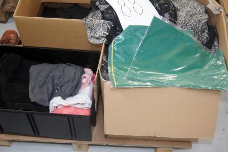 Nyt 2.sorterings tøj i små størrelser (bluser og bukser). + 2.sorterings tørklæder +  Brune Herre Ecco sko str 42  (næsten ubrugte).