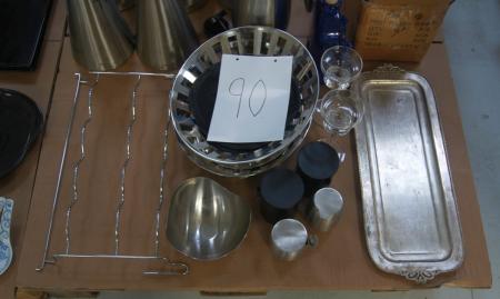 Palle med Termokander, 2 stk Boddum brødkurve(slidtage), Bodum stempelkande (trænger til rengøring), Georg Jensen skål (ridset) + div lysstager, skåle kopper osv.