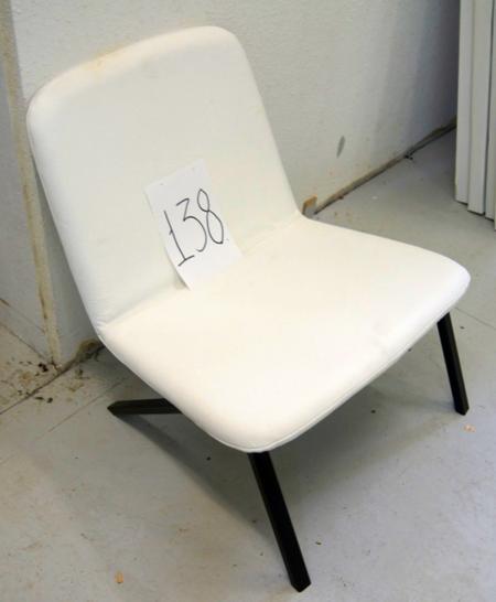 1 stk. storm stol i hvidt læder (har et par pletter som kan fjernes ved alm. rengøring)