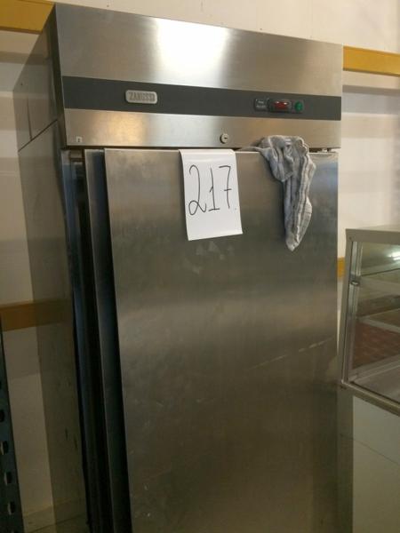 Zanussi køleskab til industri køkken. Stand er ukendt, men brugt for nylig i cafe. Trænger til grundig rengøring.Højde 200 cm. Bredde 72 cm. Dybde 77 cm.(inkl. Låge).