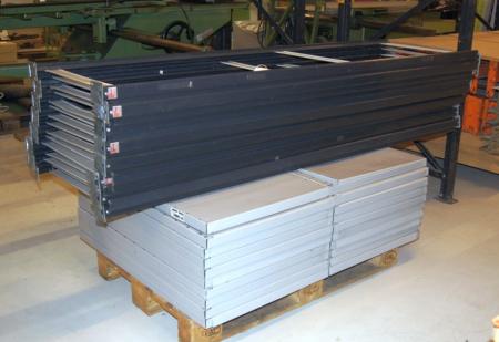 Pallereoler til let last med metalhylder. 15 gavle 210 x 60 cm + 40 hylder 100 x 60 cm.