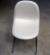 Rundt spisebord. Hvid. Ø: 120 cm H: 74 cm. + 4 stk Gubi stole i hvid.