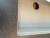 Køkkenbordplade i to dele. Integreret vask i lys komposit. Mål: L:250 B: 90 fra kant til vask 50 cm knæk er 120 x 95 cm. Tillægsplade 120 x 105 cm. Vinkelen går fra venstre mod højre. Vaskmål er målt fra venstre kant.