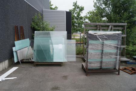 4 glass racks, each of the pieces. Among other things, 8 mm laminated glass 110x131,8 cm