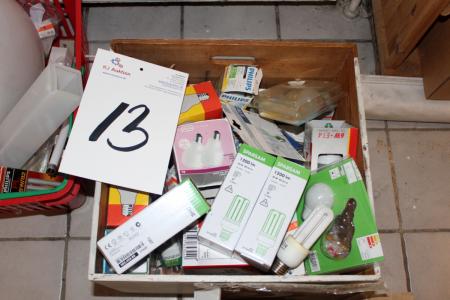 Kasser med diverse el pærer + diverse til førstehjælpskasser