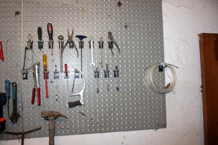 2 stk værktøjstavler med indhold af diverse håndværktøj m.v.