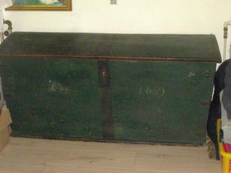 Chest in painted oak, about the century changed or early 1800, and the dating on the front is a little younger, so there is the recycling of this coffin, decorative furniture