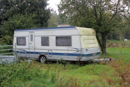 Caravans, Fendt Topas, 560 TGC, vintage 2004, furnished with sitting area, kitchen, bathroom and 2 single beds with mattresses. Neat and well-maintained vehicle. There is mounted mover with remote caravan. Supplied without plate