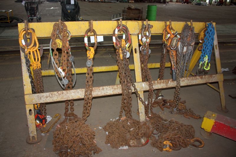 Lifting Equipment Stand With Content Of Chains Chain Block Levers And More Kj Auktion Machine Auctions