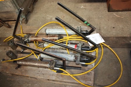 (5) Hand operated machine hydraulic jacks + 3 hydraulic jacks