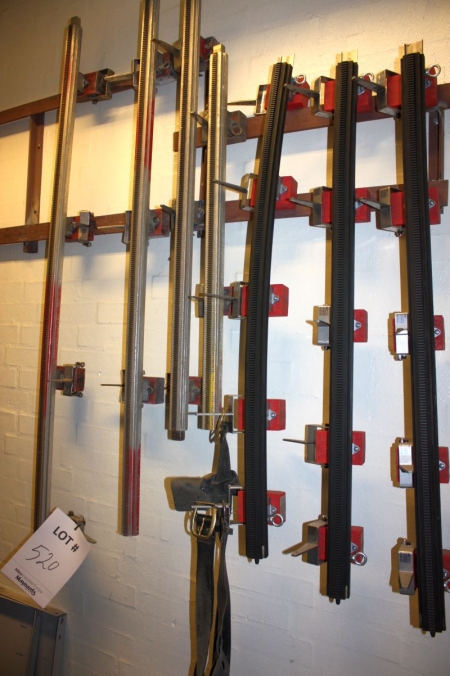 Magnetic guide rails on wall and on floor