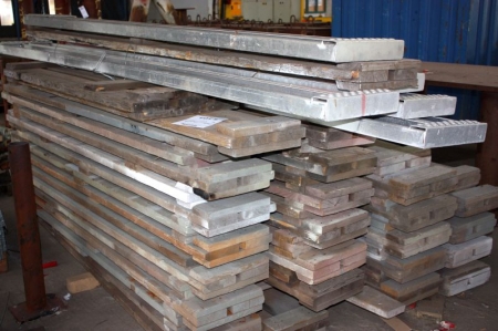 Parti stilladsmateriel (ståplader i træ og metal)
