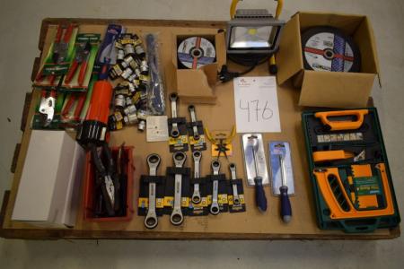 Palle m. diverse værktøj, skraldnøgler, topper,arbejdslampe, grensakse, skiver m.m.