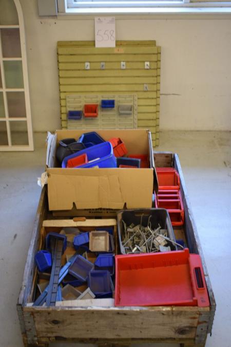 Værkstedstavle + palle med plastickasser