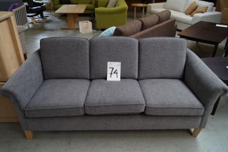 3 pers. Sofa, lys grå stof, lav ryg, ben eg