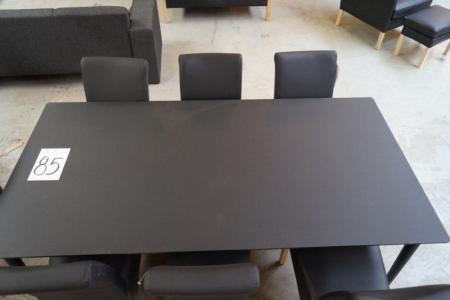 Spisebord, sort MDF plade, L 200 x B 100 cm med småridser + 6 stk. stole, sort læder, høj ryg, ben bøg