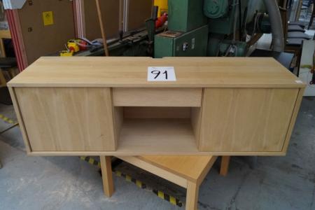 Vitrine, oak m. 2 sliding doors and 1 drawer. L 150 x B 44 cm