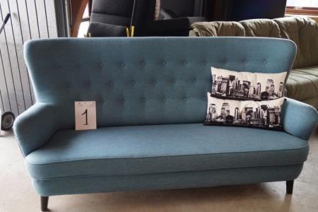 Sofa i stof, blå m. høj ryg, sorte ben. Puder medfølger