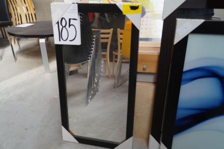 Spiegel mit schwarzen Holzrahmen. H 86 x B 46 cm.