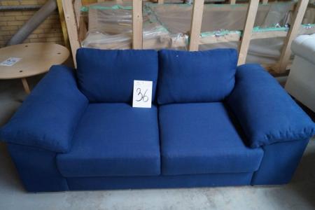 2 pers. Blå sofa i stof m. faste hynder, lav ryg