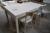 Hvidt spisebord, MDF plade. H 162 x B 90 cm + 4 stk. antik stole