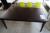 Sort spisebord med udskæringer på ben. L 180 x B 100 cm