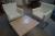 2 stk. stole, hvid læder + træbord 65 x 65 cm