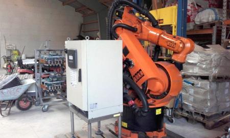 Kuka robot, type KR 200/2, serie nr  779799, årgang 2000 egenvægt 975/1120 kg,inkl. Håndbetjening, har været anvendt i et ompakningsanlæg