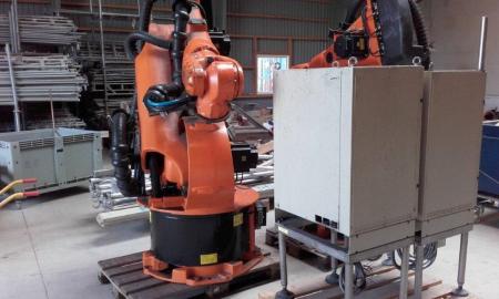 Kuka robot type KR 200/2, Serial No. 779,797, year 2000 weight 975/1120 kg, has been used in a ompakningsanlæg