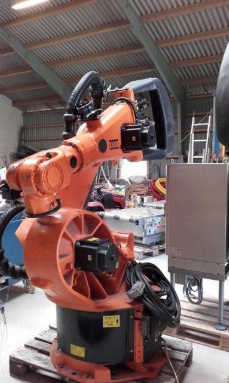 Kuka robot type KR 200/2, Serial No. 779,798, year 2000 weight 975/1120 kg, has been used in a ompakningsanlæg