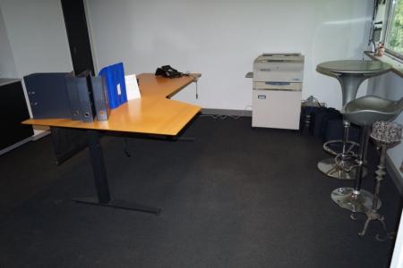 Hæve/sænkebord, div. Ringbind, kopimaskine mrk. CSPRO EP1054, plastic barbord med stol, 2 gulvlysestager med indhold 
