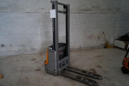 Pallet Stacker, mrk. Still vintage 2008. Hours approximately 1100, 1000 kg with built-in charger. Stand ok