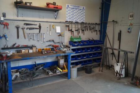 Filbænk mit Schraubstock, Werkzeugtafel mit div. Werkzeuge Air, Werkzeug und Gestell mit Schrauben usw.