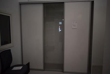 Schrank mit zwei weißen Türen und eine Glastür.