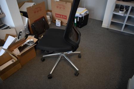 Skrivebordsstol i sort stof og forkromet stel model Fortis (brugt)