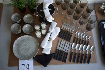 Køkkenting som er brugt til udstilling. Bla. vinglas, bestik, små skåle, tallerkener (4 stk.), is spand, servietter i stof, 2 stk. kunstige blomster.