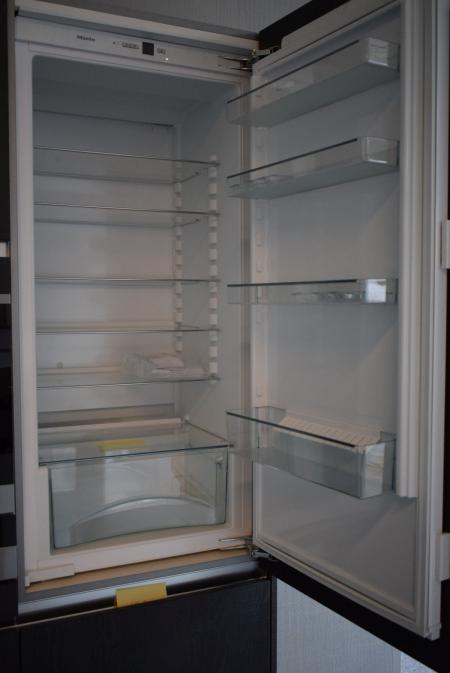 Miele integrated fridge model K34272. H122xB56XD54 cm. Guiding. Retail price 8999 kr. When looking at the pictures mounted in environment1 and are sold separately. (Is dismantled)