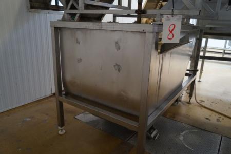 Rinsing with conveyor belt, L 220 x W 120 x H 135 cm, with drainage circles at the bottom. Conveyor H about 235 cm. Truck H 65 x B 420 mm