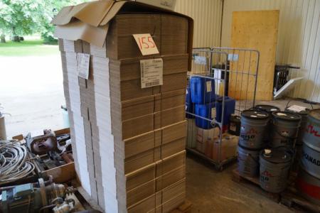 Pallet with white cardboard boxes with print. Approximately 600 pieces.