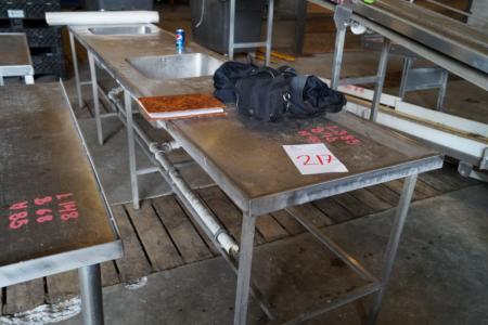 Rustfri bord med 2 vaske, L 383 x B 75 x H 90 cm. 1 Vask 60 x 55 x D 30 cm.  1 Vask B 40 x L 55 x D 30 cm