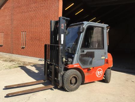 Truck, Brand PT model cargo 2.0. lifting capacity 2 tons lifting height 3.30 with free lift and hydraulic side shift. Hours: 2161.4 in good condition. Diesel