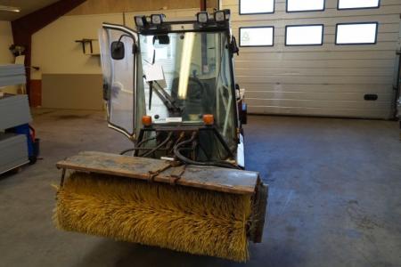 Stiga Belos 1550 4WD articulated, number of hours approximately 1800 hours, with Hydromann 100H salt spreader and a front-mounted diet with hydraulic rotation, width approx 130 cm