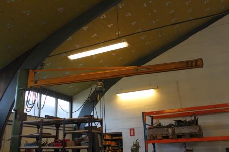 Pillar jib crane with Demag electric hoist 250 kg seized approximately 3 meters, Buyer shall even dismantle the crane