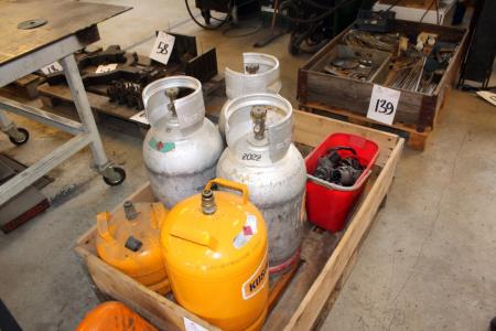 3 pieces. gas cylinders for truck + 11 kg gas cylinder + 6 kg gas bottle (empty) + jumper cables with NATO connectors for truck