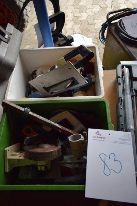 To kasser med diverse elværktøj.